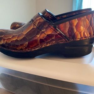Dansko Tigers Eye patent leather clogs